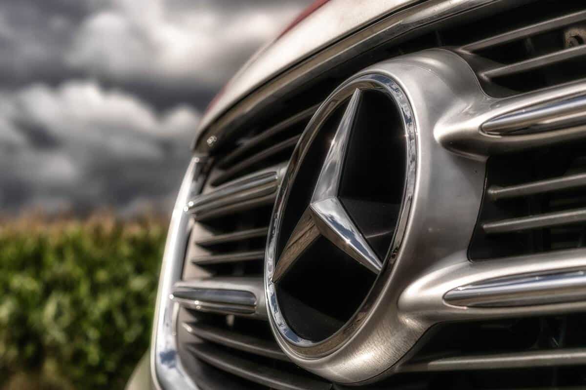 Mercedes-Benz collaborates on blockchain-based used car management platform (Photo: Pexels)